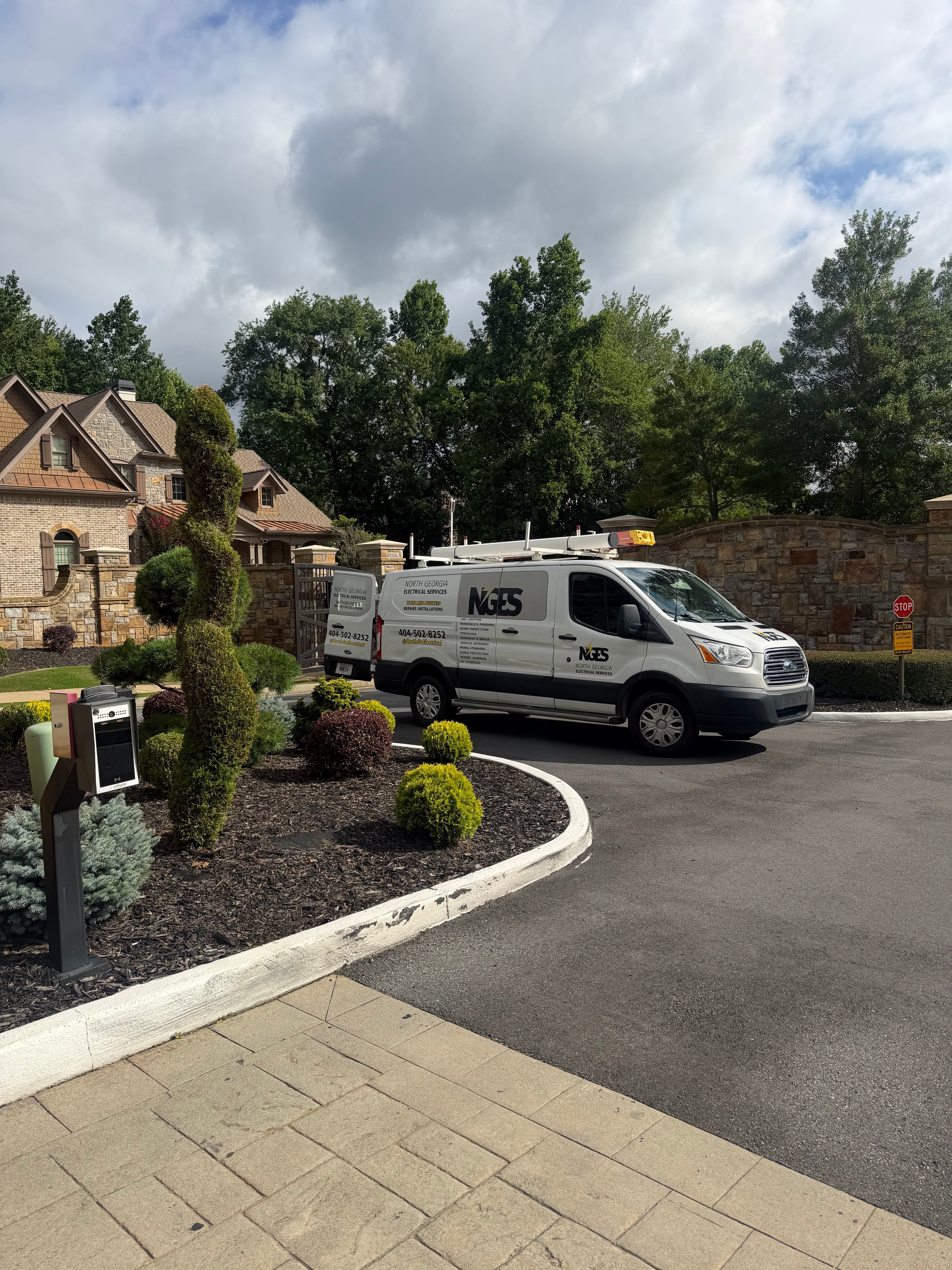 Project Entrance Panel Upgrade Adds Capacity and Reliability for the Whole Neighborhood image
