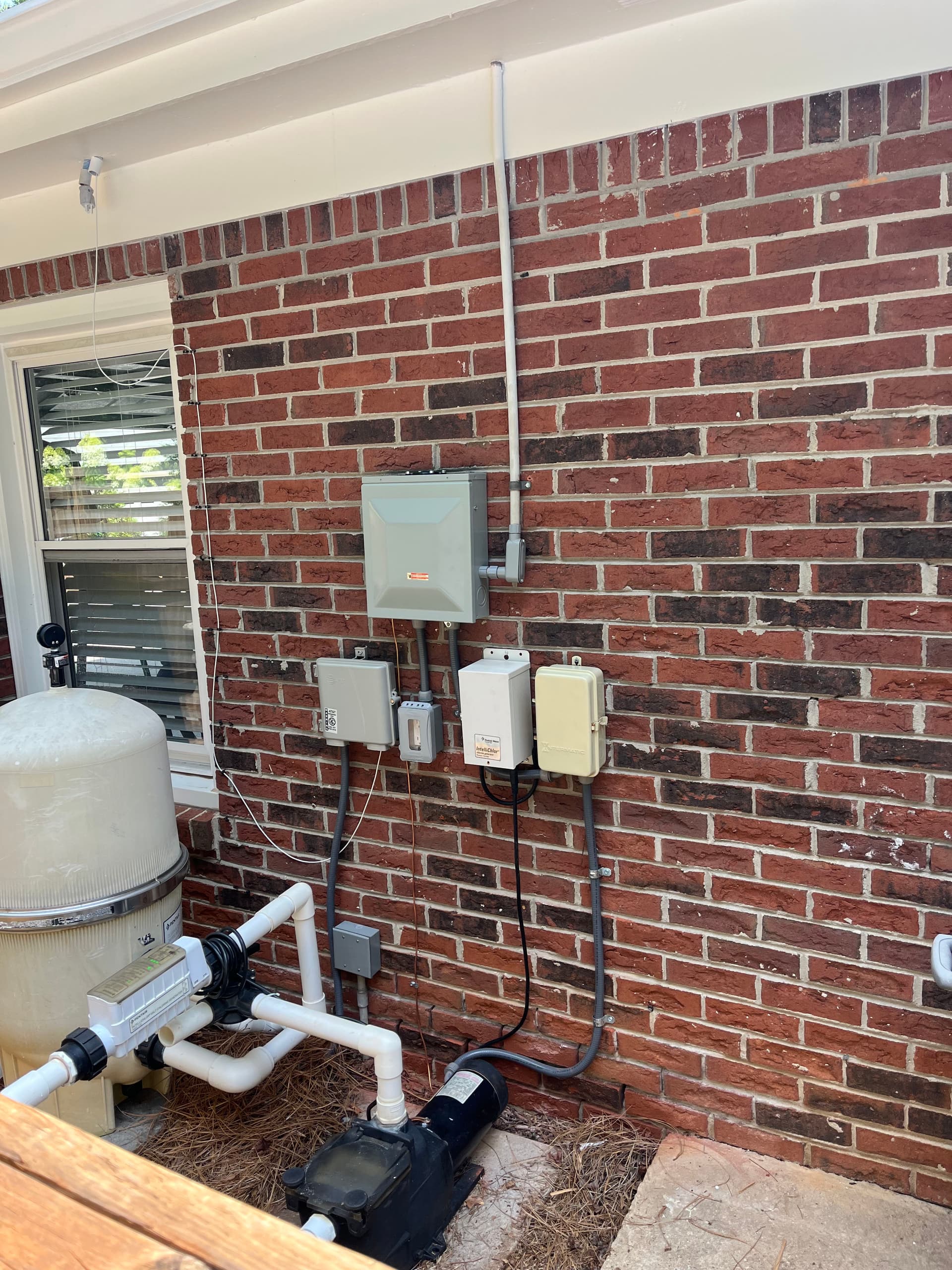 Gallery photos for Stray Voltage in a Pool Lighting Circuit Tracked Down and Fixed: Image #1